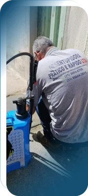 Técnico de dedetização preparando aplicação de produto em condomínio de Pará de Minas