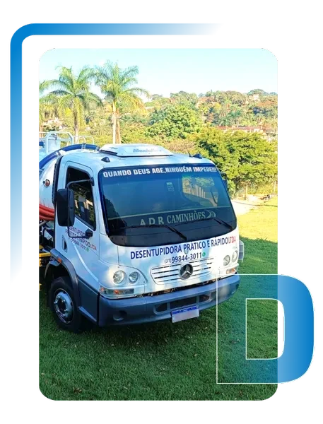 Caminhão da empresa de desentupimento e dedetização com telefone de contato na carroceria